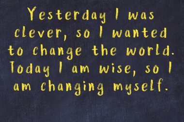 Siyah tahta üzerine akıllı alıntıların el yazması tebeşir yazısı