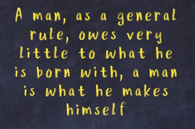 Siyah masa üzerine tebeşirle yazılmış zekice bir söz.