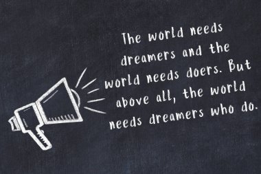 Bir hoparlörün tebeşir çizimi ve siyah karatahtaya el yazısıyla yazılmış alıntılar