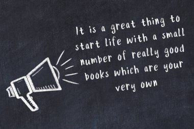 Bilge motivasyonel yazıtlı siyah karatahtaya hoparlör çizimi