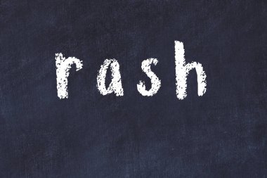 Tebeşir el yazısı döküntüleri siyah masada.