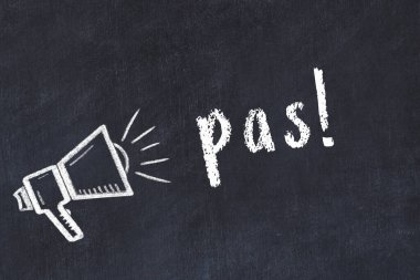 Hoparlör çizimli siyah karatahta ve yazıt pas