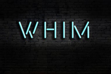 Duvara yazı kazınmış neon tabela. Gece görünümü