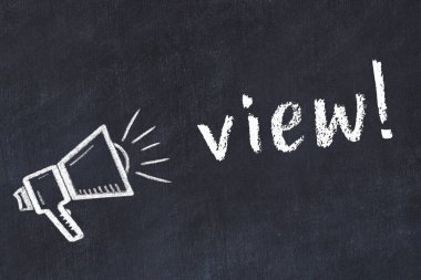 Hoparlörün tebeşir çizimi ve siyah masanın üzerine el yazısıyla yazılmış yazı görünümü