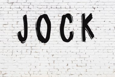 Üzerinde siyah boya bulunan beyaz tuğlalı bir duvar.