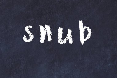 Üzerinde el yazısıyla yazılmış bir karatahta.