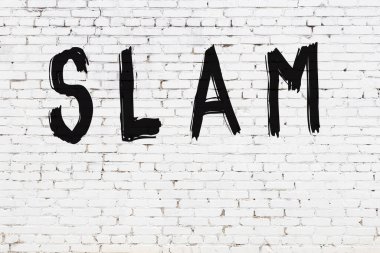 Yazılı beyaz tuğla duvar. Siyah boyalı el yazısı.