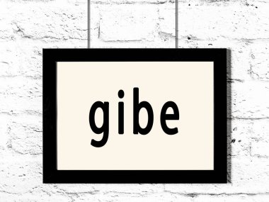 Siyah ahşap çerçeve beyaz tuğla duvarda asılı. 