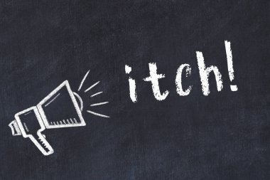 Hoparlörün tebeşir çizimi ve siyah masanın üzerine el yazısıyla yazılmış yazması kaşındırıyor.