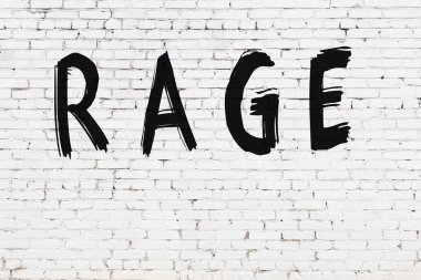 Siyah boyalı el yazısıyla yazılmış beyaz tuğlalı bir duvar.