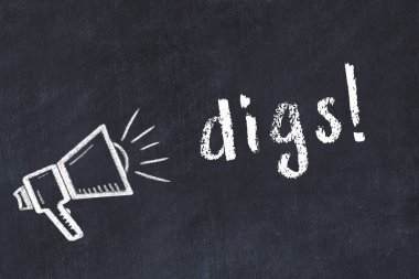 Hoparlör çizimi ve yazı kazısı olan siyah karatahta