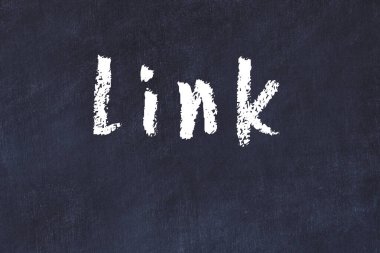 Siyah masadaki tebeşir elle yazılmış yazı linki