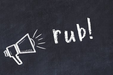 Hoparlörün tebeşir çizimi ve siyah masaya elle yazılmış yazı.