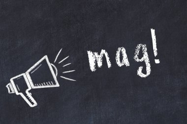 Hoparlör ve yazı dergisi çizimli siyah karatahta