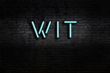 Geceleri duvarda neon levhası var. Yazı nüktesi