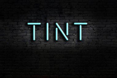 Geceleri duvarda neon levhası var. Yazı tonu