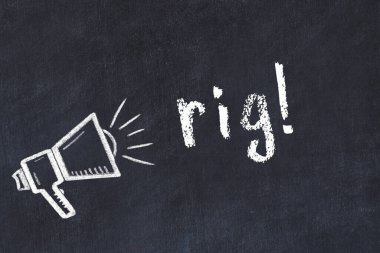 Hoparlör ve yazıt teçhizatı çizilmiş siyah karatahta