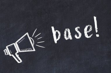 Hoparlör ve yazı tabanlı siyah karatahta