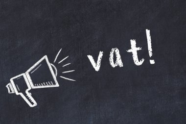 Hoparlör ve yazıt fıçısı çizilmiş siyah karatahta.