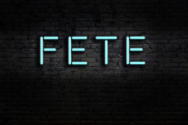 Duvara yazı yazan neon levhası. Gece görünümü