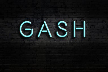 Geceleri duvarda neon levhası var. Yazı kesiği