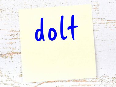 Ahşap duvardaki sarı yapışkan notta el yazısı mankafa yazıyor.