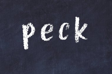 Tebeşir elle yazılmış yazı masasına gagalama.