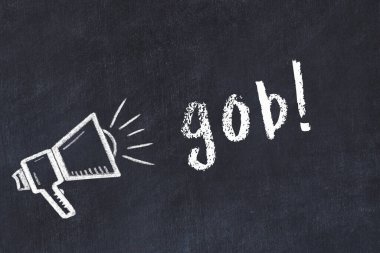 Hoparlör çizimi ve yazıt ağzı olan siyah karatahta