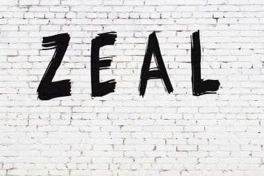 Üzerinde siyah boya bulunan beyaz tuğla bir duvar.