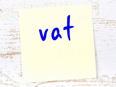 Fıçıyı hatırlatma konsepti. Tahta duvarda üzerinde yazı olan sarı yapışkan kağıt.