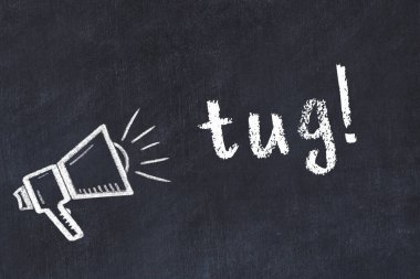 Hoparlörün tebeşir çizimi ve siyah masaya el yazısıyla yazılmış römorkör.