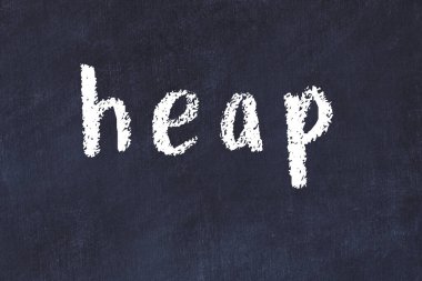 Üzerinde el yazısıyla yazılmış yazı yığını olan üniversite yazı tahtası.