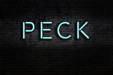 Geceleri duvarda neon levhası var. Yazı gagası