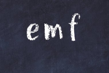 Üzerinde el yazısı olan bir kolej tahtası.