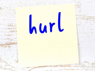 Tahta duvarda el yazısıyla yazılmış sarı yapışkan bir not var.