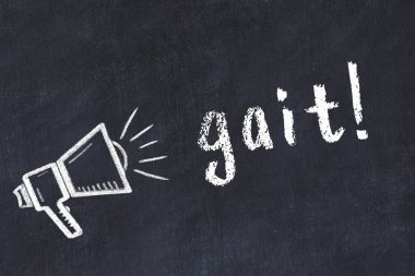 Hoparlör çizimi ve yazıt yürüyüşü olan siyah karatahta