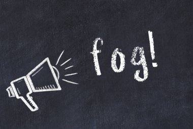 Hoparlör çizimi ve yazıt sisi olan siyah karatahta