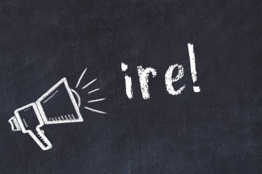 Hoparlörün tebeşir çizimi ve siyah masaya el yazısıyla yazılmış yazı.