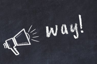 Hoparlörün tebeşir çizimi ve siyah masanın üzerine el yazısıyla yazılmış yazı.