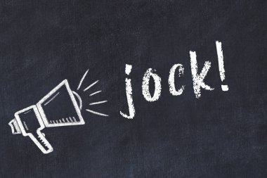 Hoparlörün tebeşir çizimi ve siyah masanın üzerine el yazısıyla yazılmış Jock.