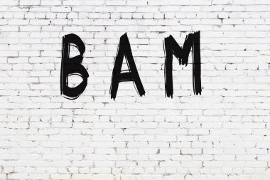 Yazılı beyaz tuğla duvar. Siyah boyalı el yazısı.