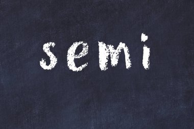 Üzerinde el yazısı olan üniversite karatahtası.