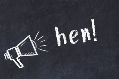 Hoparlörün tebeşir çizimi ve siyah masaya el yazısıyla yazılmış tavuk.