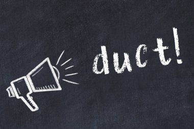 Hoparlör ve yazıt kanalı çizilmiş siyah karatahta.