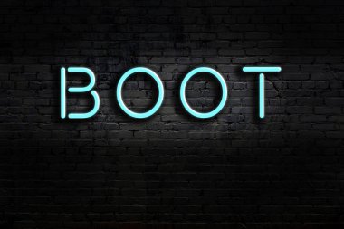 Geceleri duvarda neon levhası var. Yazı önlüğü