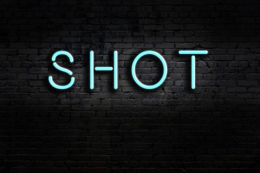 Geceleri duvarda neon levhası var. Yazı çekimi