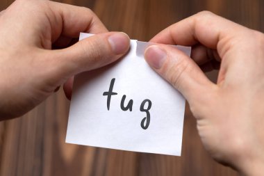 İptal etme kavramı. Eller yakın çekimde bir kağıt parçasını çekerek yırtıyor.