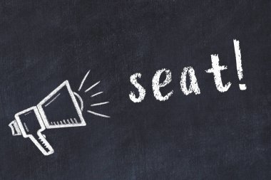 Hoparlör çizimi ve yazı koltuğu olan siyah karatahta.