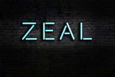 Geceleri duvarda neon levhası var. Yazı şevki