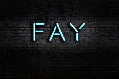 Geceleri duvarda neon levhası var. Yazıt fay